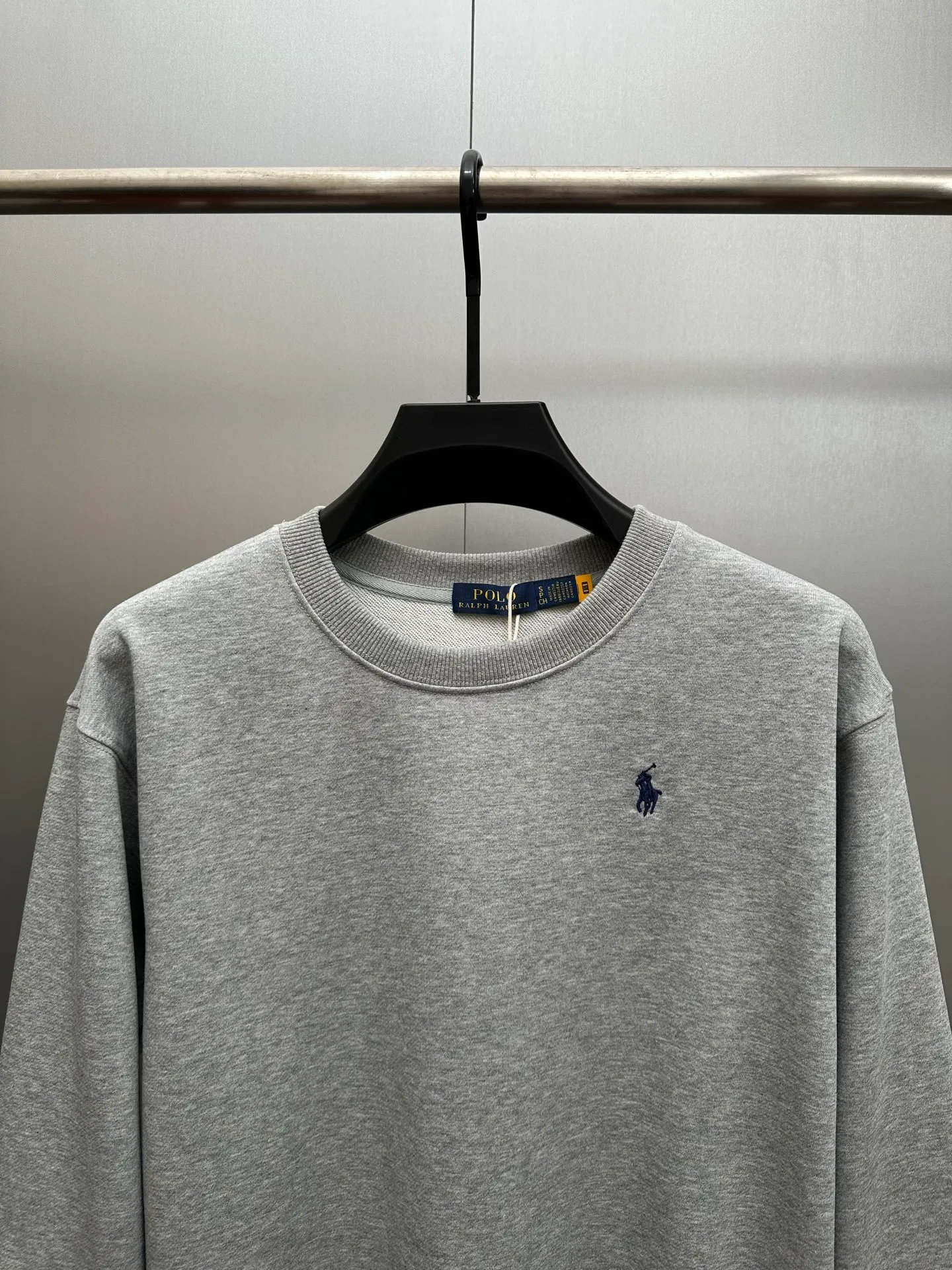 P240 Ralph Lauren/Ralph Lauren classic pony logo jersey long-sleeved sweatshirt. Loose and lazy casual style design. The solid color base is simple and versatile, making it easy to control various styles. ‌The coat fabric is made of 60% cotton➕40% polyester, which not only retains the softness, comfort and breathability of cotton, but also adds the wear resistance and wrinkle resistance of polyester fiber, making the clothes more durable and easy to care for. Even in slightly cooler weather, you won't feel stuffy when wearing it. This kind of fabric has a natural crisp feel and is not easy to pill or deform. The large logo embroidery on the chest is full of color, full of three-dimensionality and lifelike. Designed in the same style for men and women, it is suitable for couples or family wear. It is both practical and beautiful. It is an indispensable and practical item in the wardrobe! Ralph Lauren's age-reducing items add a bit of liveliness and interest to the entire sweatshirt. There is no pressure to dress, regardless of age or gender. Complete accessories!  Color: floral gray Size: S-xL